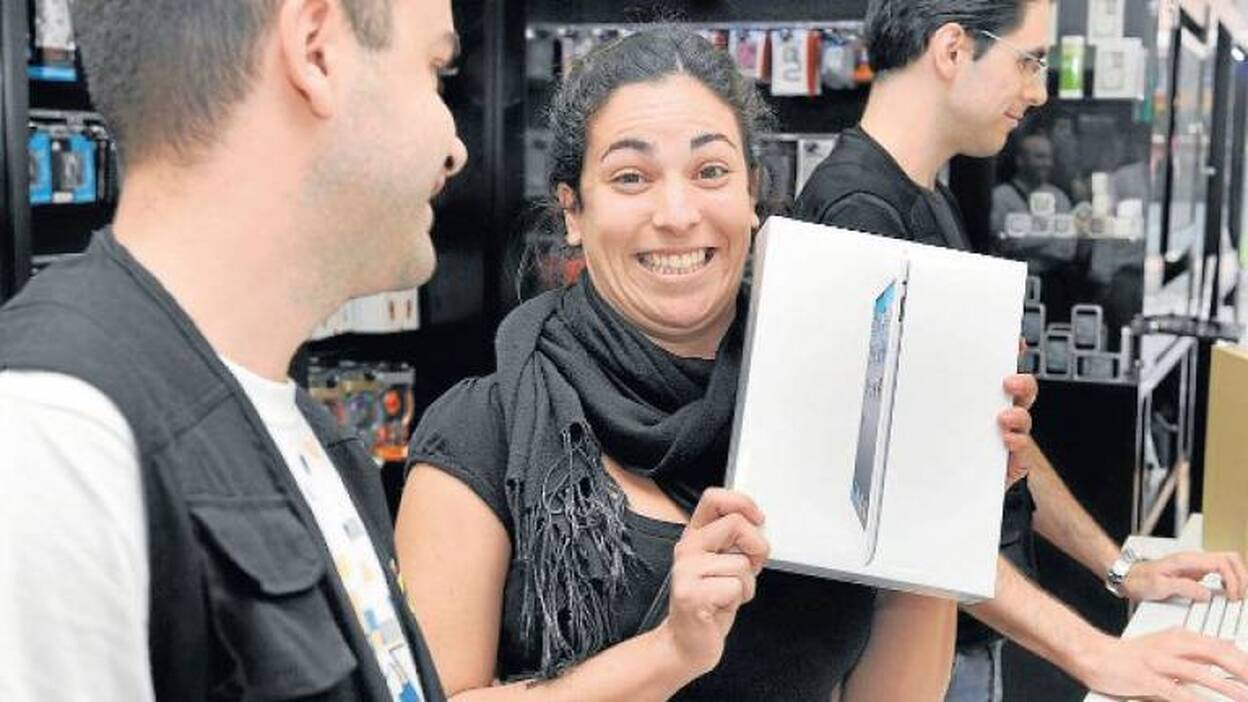 Los adictos a la manzana tienen juguete con el nuevo iPad 2