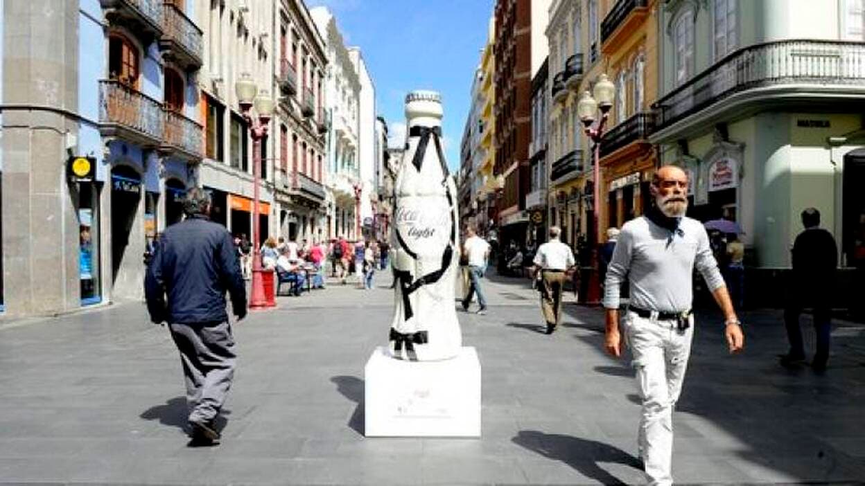 Botellas de Coca-Cola Light decoradas con moda española animan Triana