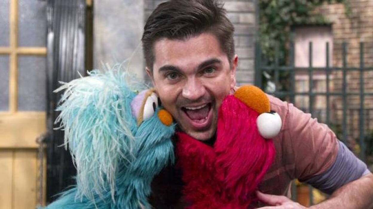 Juanes enseña español a Elmo durante su participación en "Barrio Sésamo"