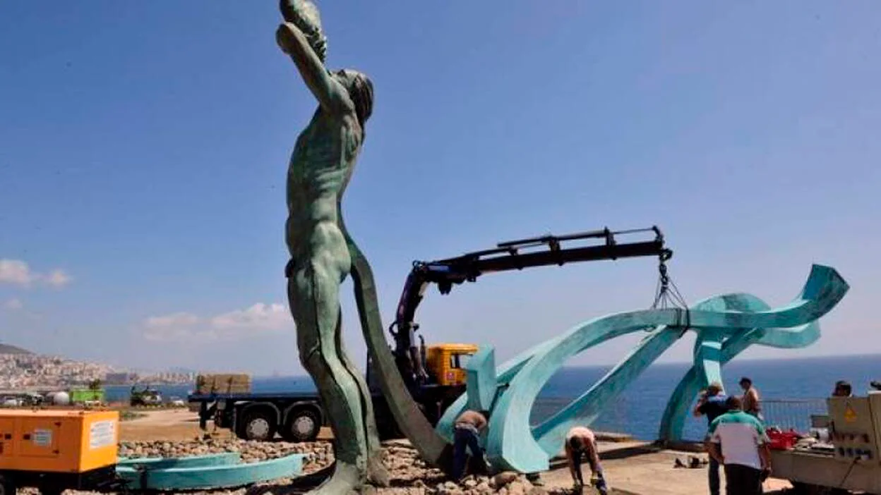 La escultura 'Exordio el tritón' se completa con una gran ola