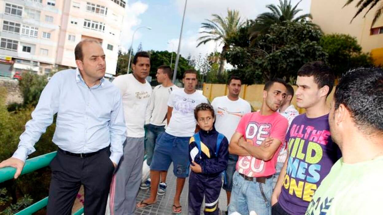 Cardona recorre el barrio de Schamann