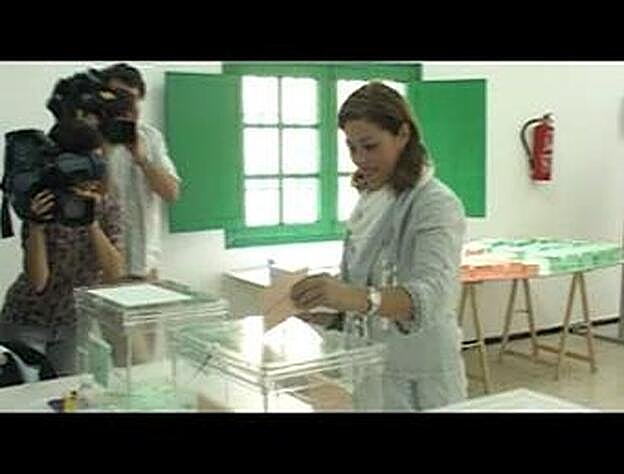 Astrid Pérez (PP) vota en Lanzarote
