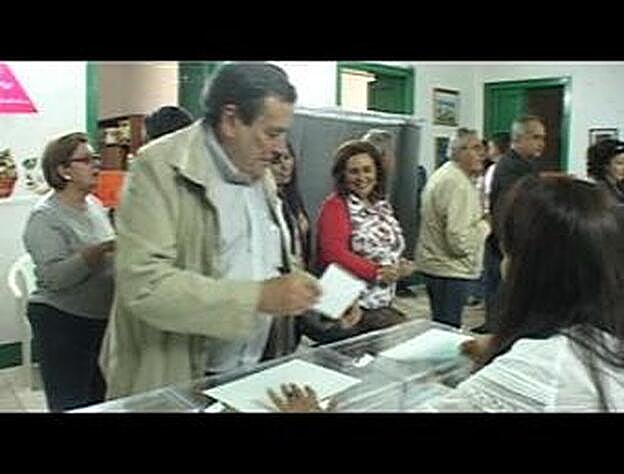 Enrique Pérez Parrilla y Manuela de Armas votan en Lanzarote