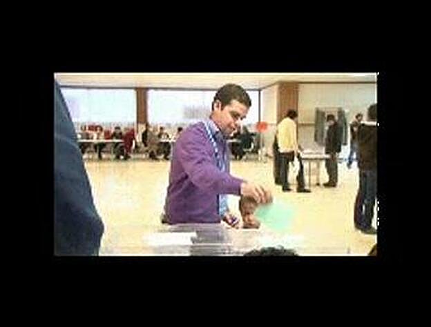 Lucas Bravo de Laguna (PP) vota en el Colegio Garoé de Monte Lentiscal