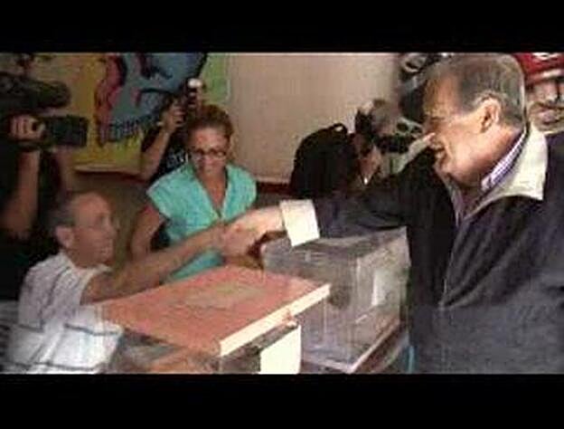 Jerónimo Saavedra (PSOE) vota en Las Palmas de Gran Canaria