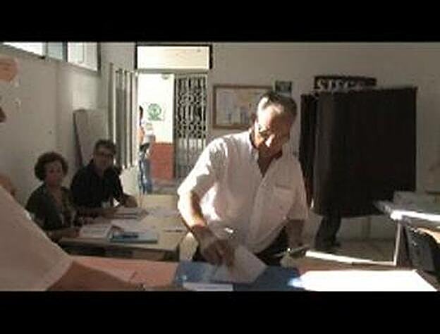 Casimiro Curbelo (PSOE) vota en La Gomera