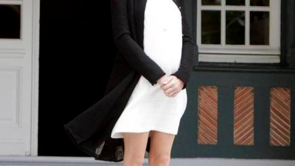 Carla Bruni, visiblemente embarazada, reúne a las primeras damas del G8