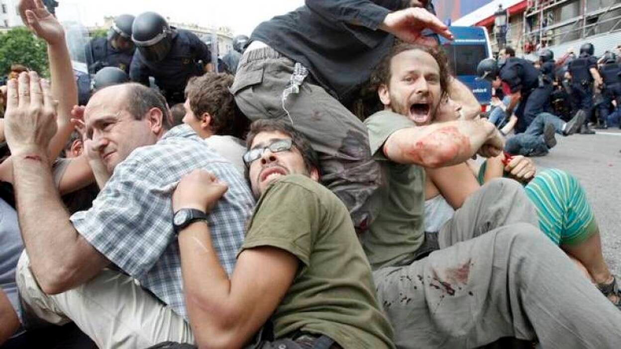 Un centenar de heridos en la intervención policial en plaza Catalunya