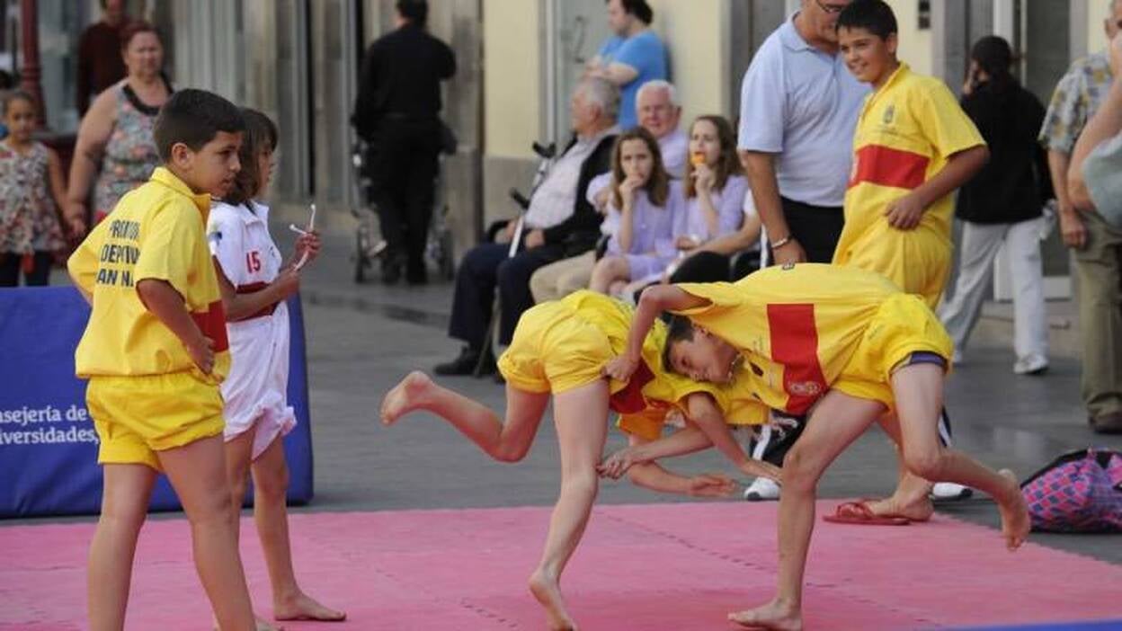 Triana se viste de canaria