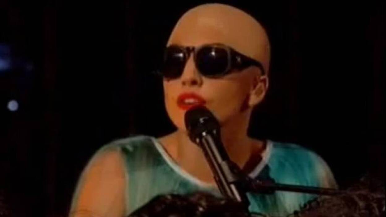 Lady Gaga se queda calva en una actuación