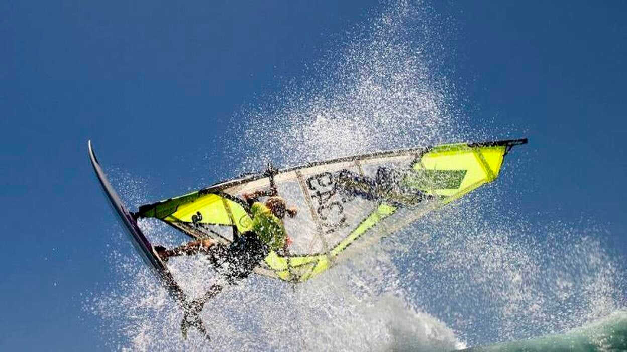 El campeonato de windsurf visto desde el agua
