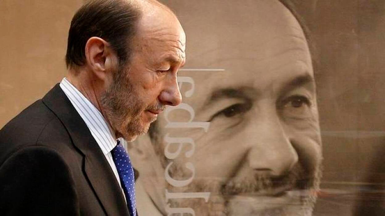 Rubalcaba nombra ya a su primera "ministra": Rosa Aguilar