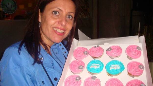 Critina Tavío enseña los pastelitos de la noche electoral