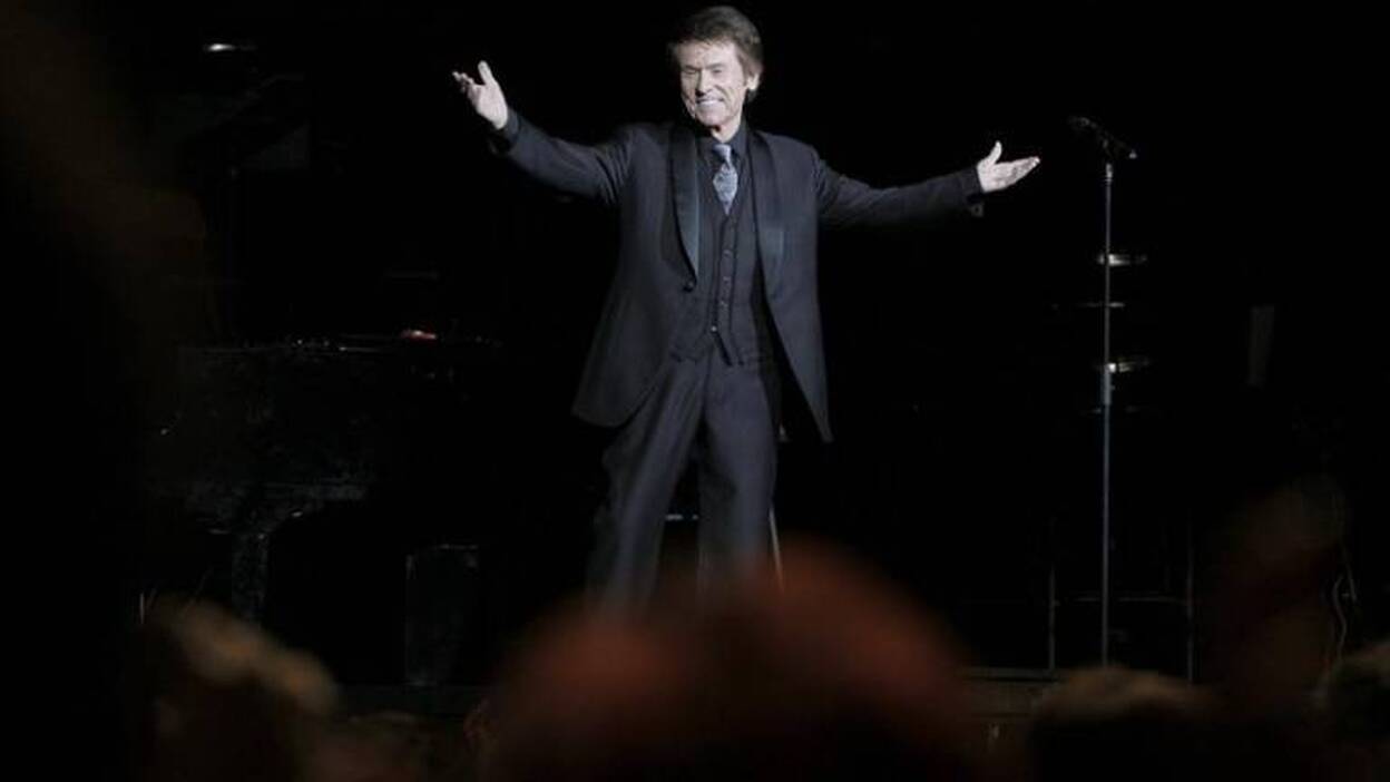 Un incansable Raphael brilla en la primera de sus grandes noches madrileñas