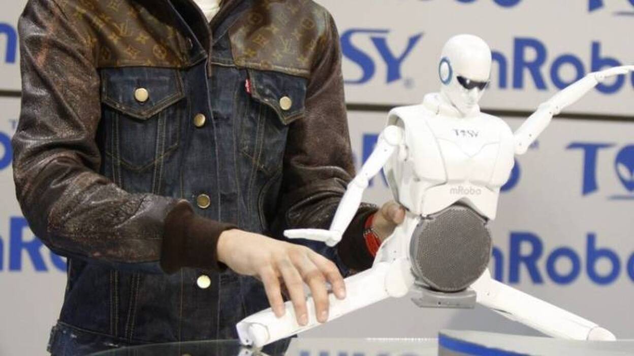 Justin Bieber se divierte entre robots