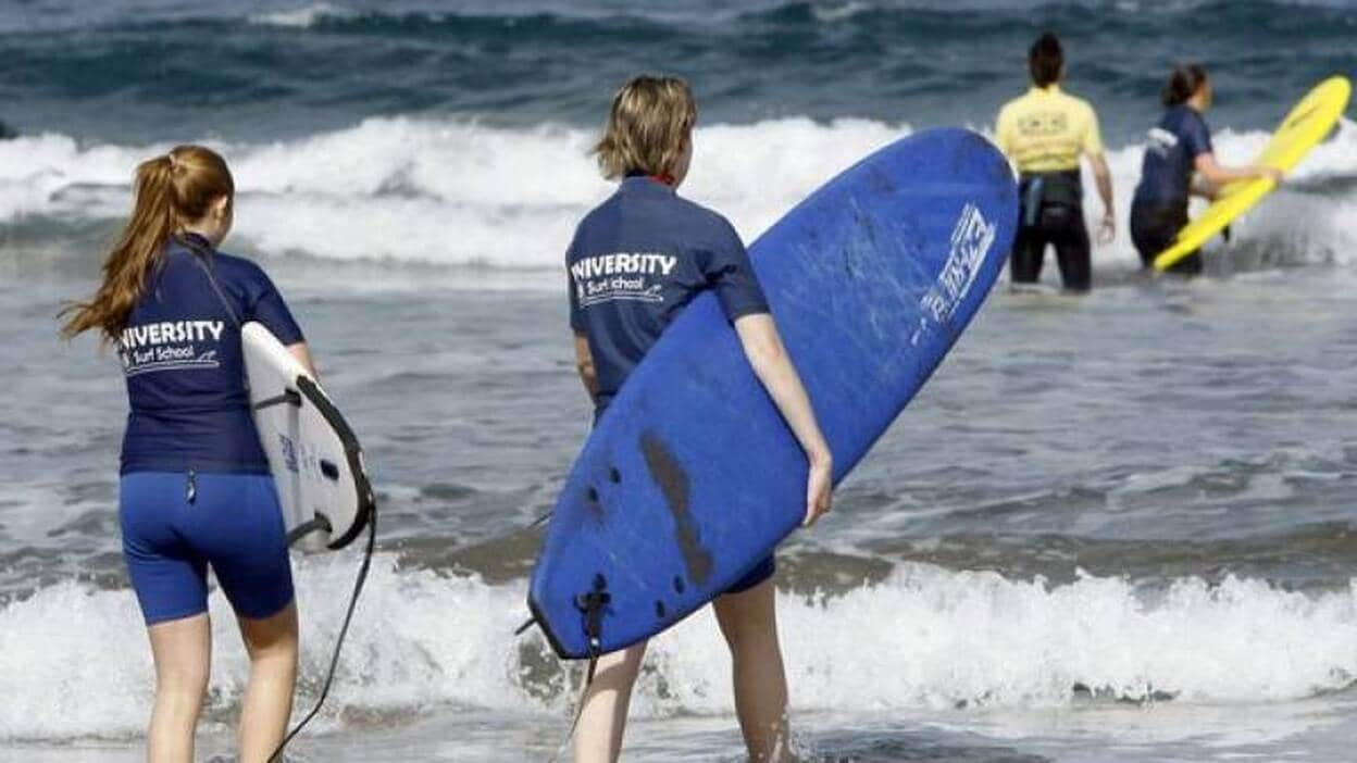 Unos 20.000 surfistas se inician cada año en las 6 escuelas de Las Canteras