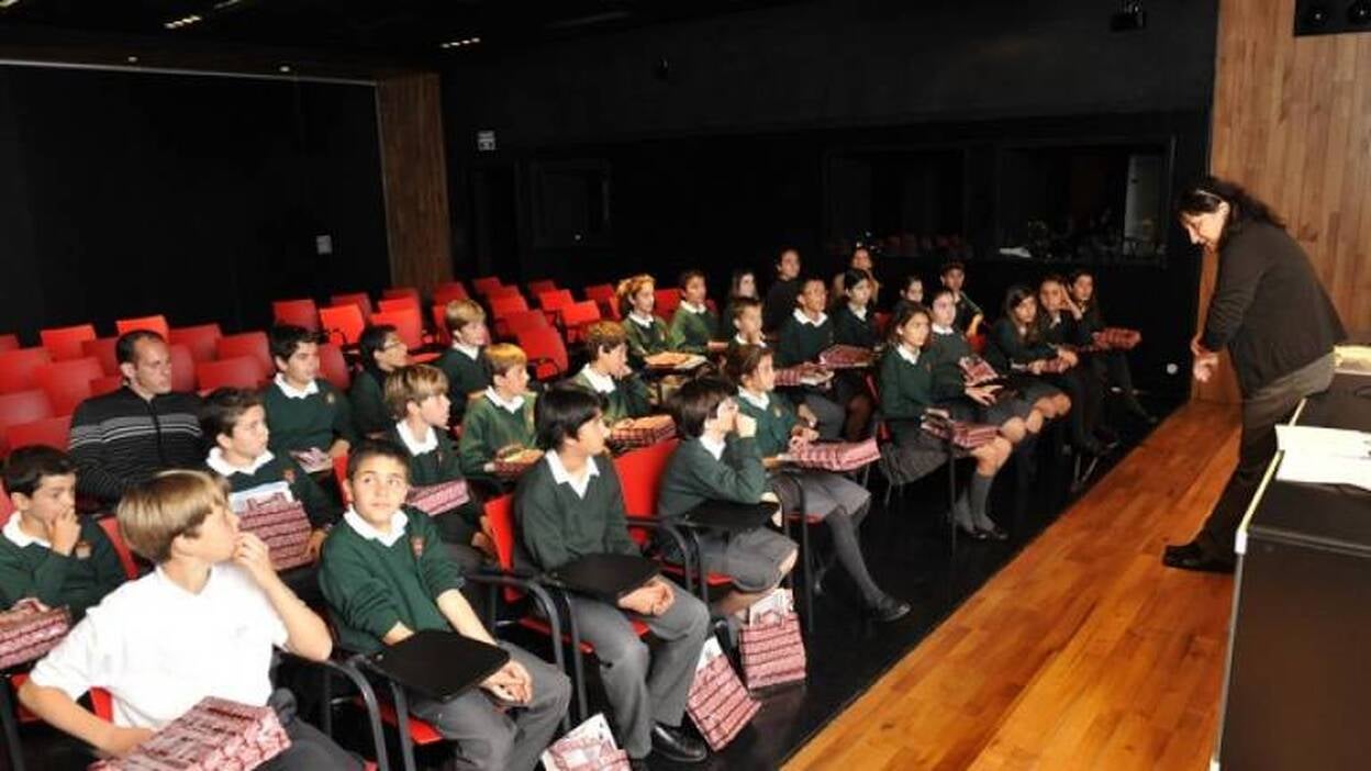 Alumnos de 6ºB del Claret visitan CANARIAS7