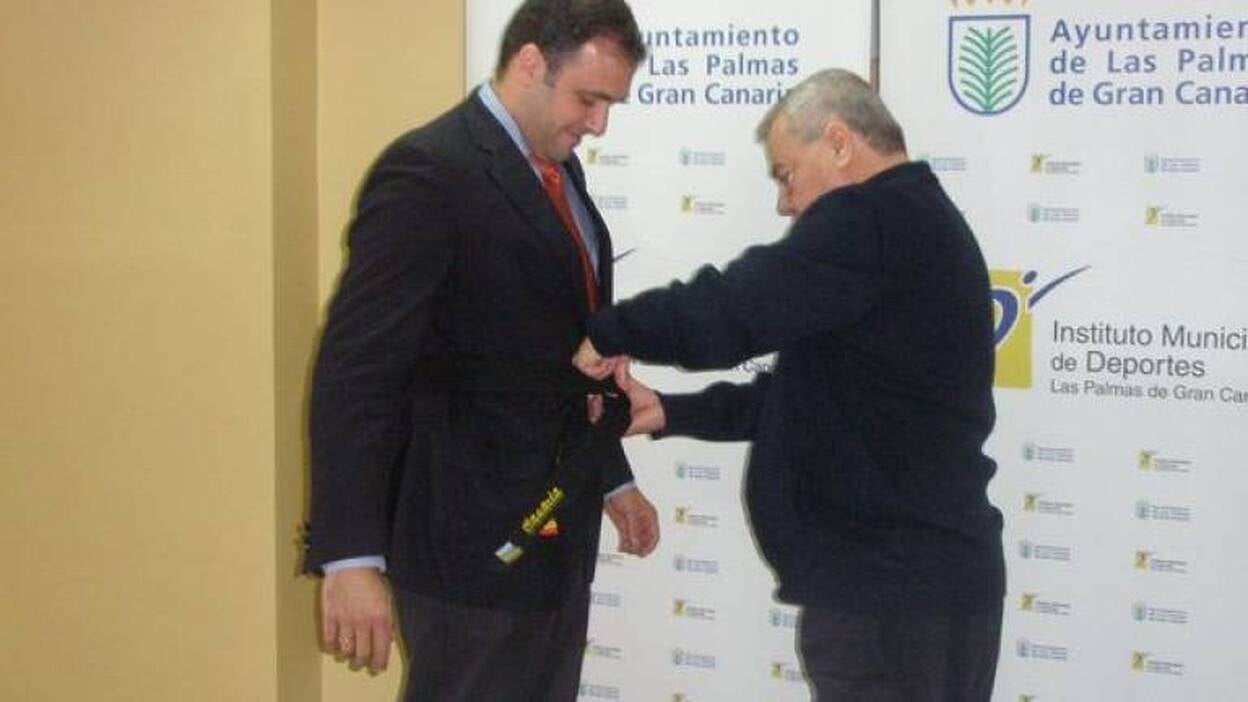 Carlos Ester recibe el cinturón negro honorífico de la Federación Española