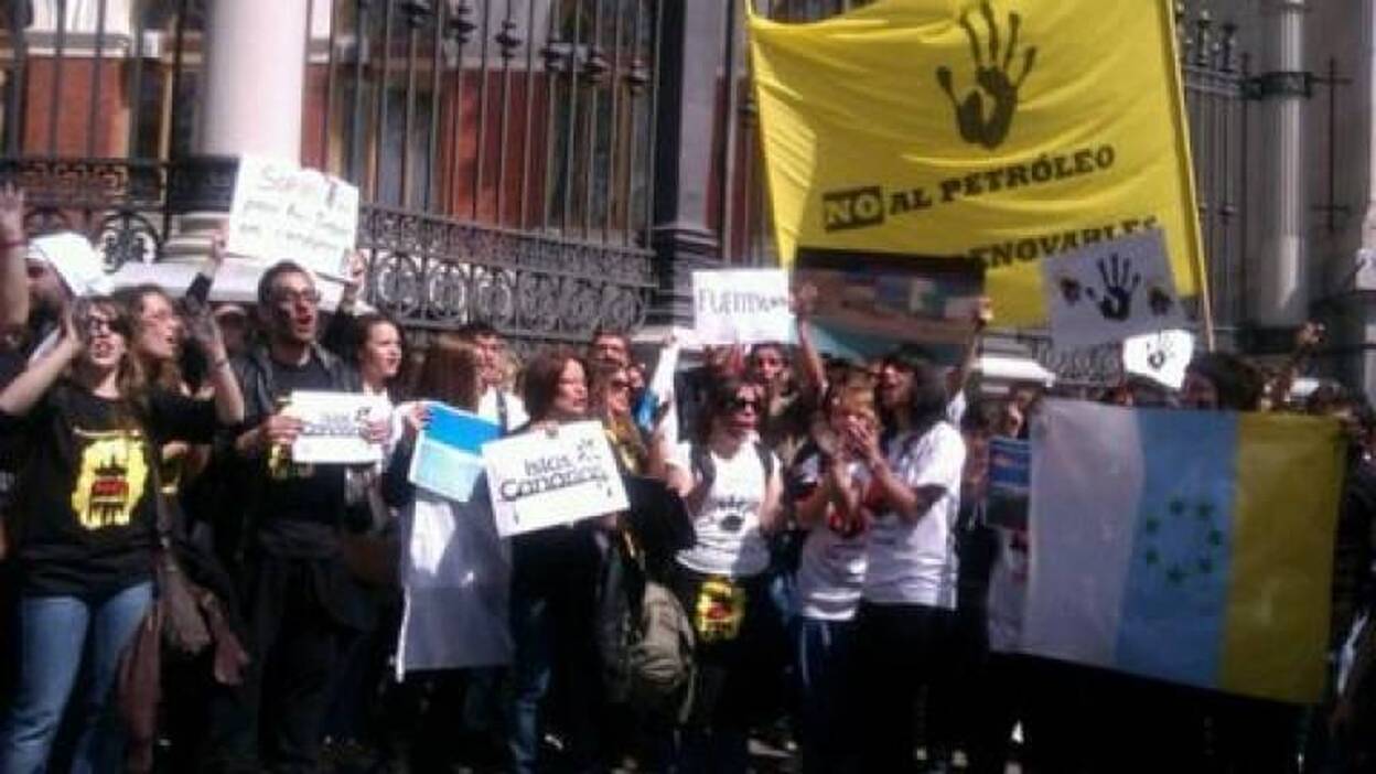 Los canarios de Madrid abren la jornada de manifestaciones contra el petróleo