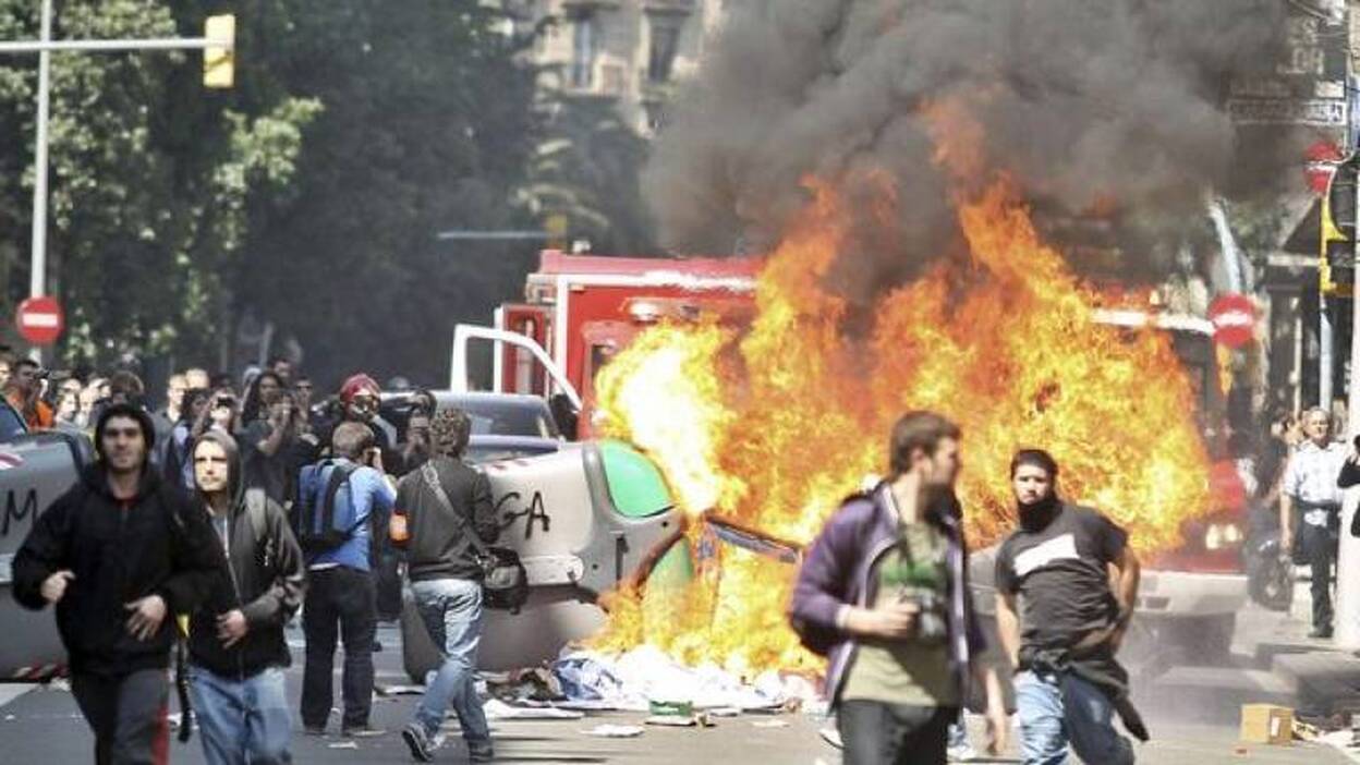 Varios manifestantes queman contenedores en Barcelona