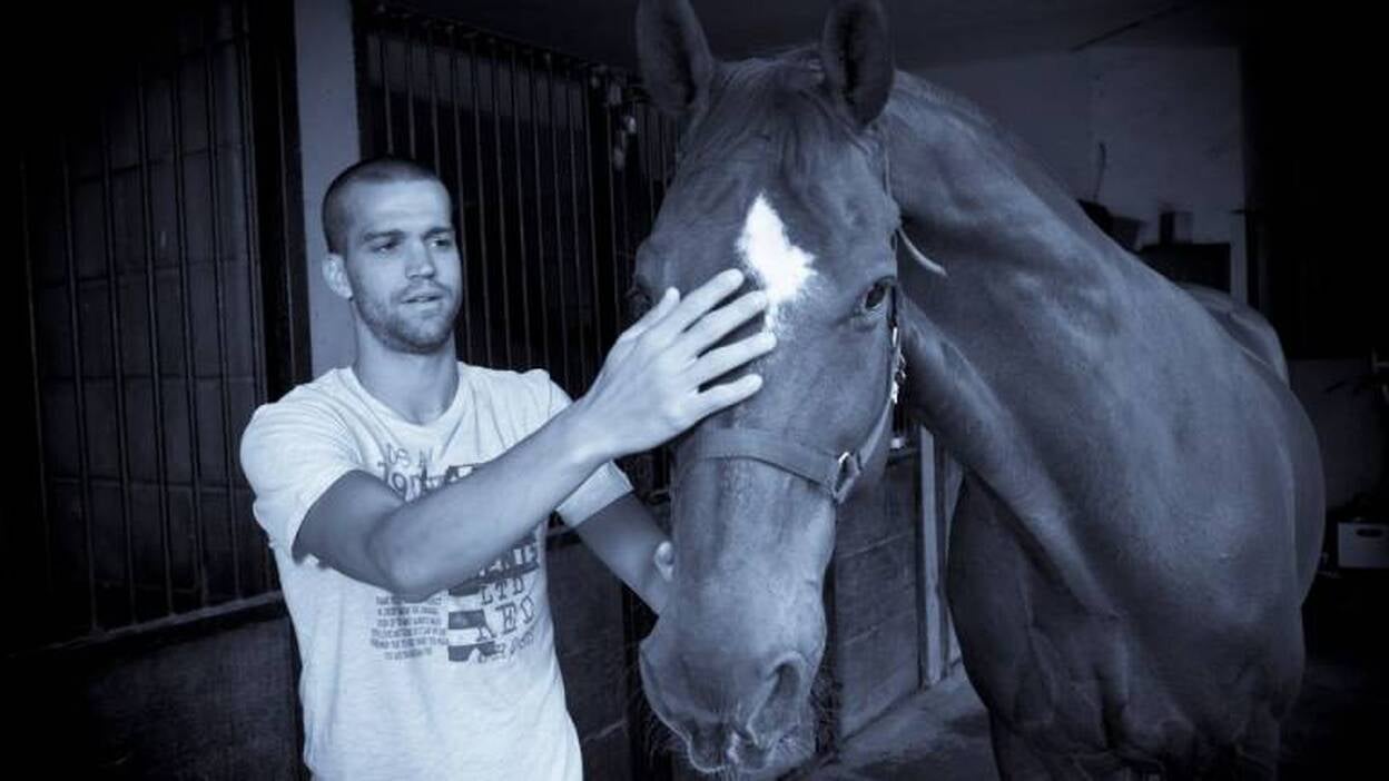 Víctor Laguardia monta a caballo