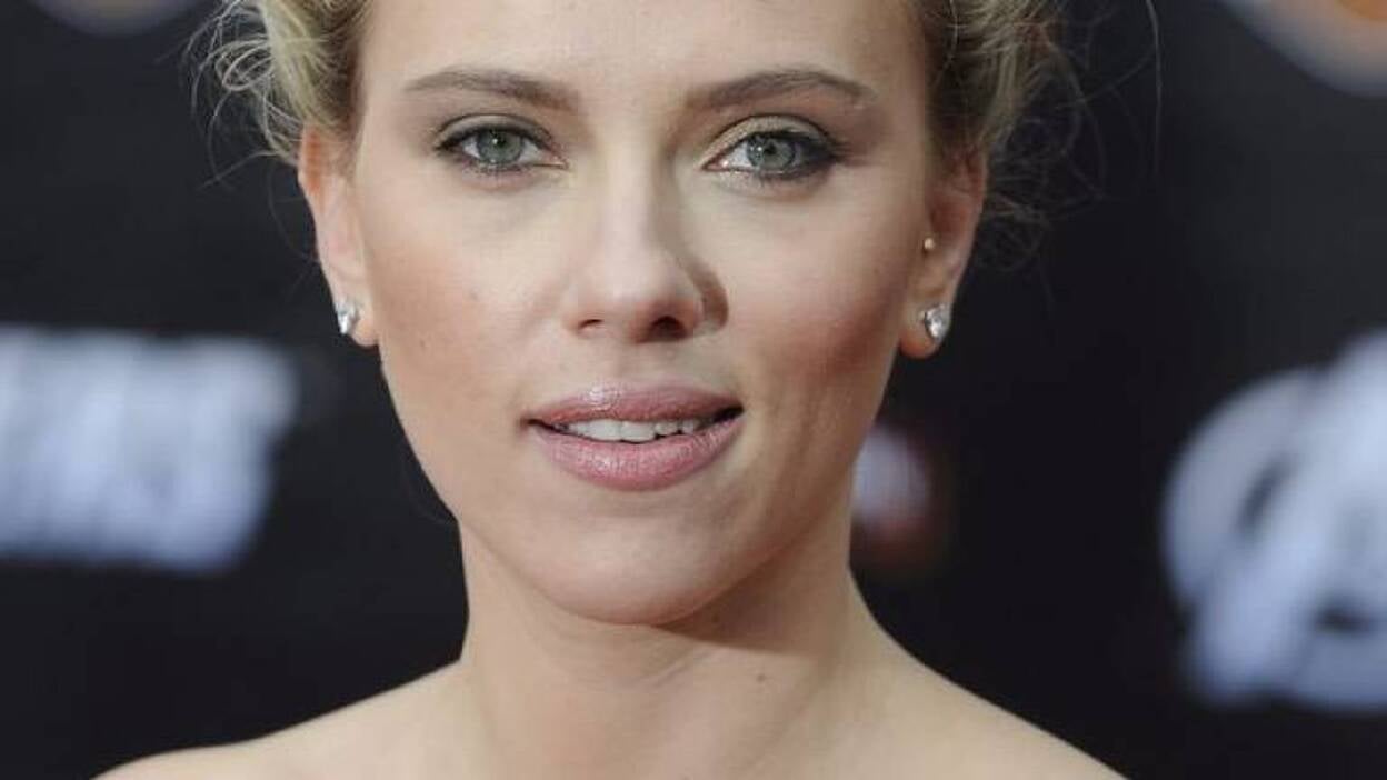 Johansson no puede olvidar que miles de personas la vieron desnuda