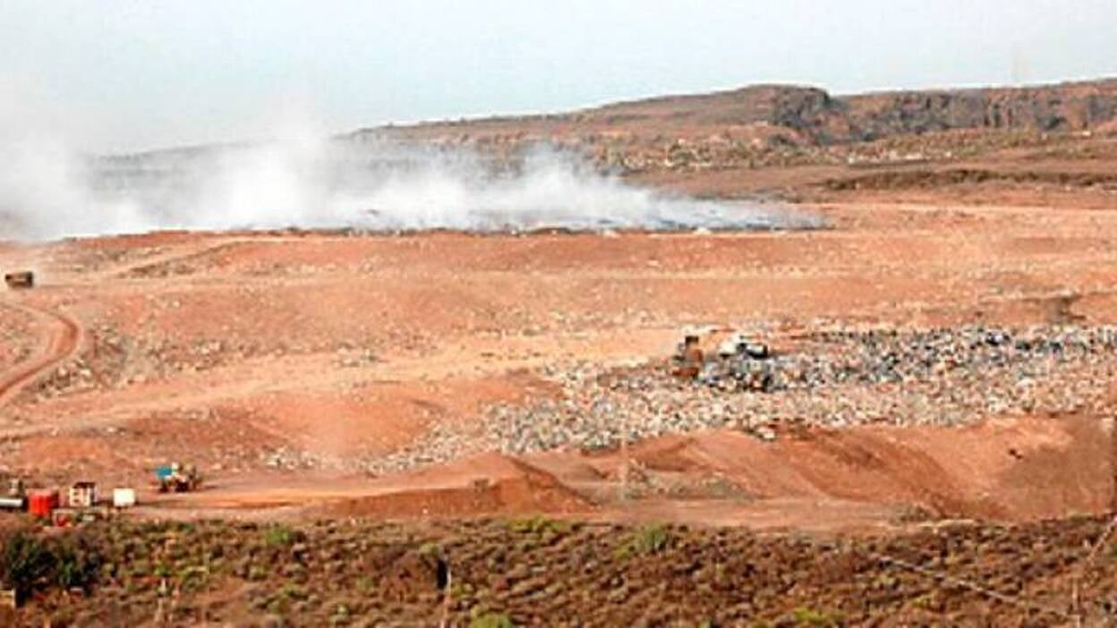 San Bartolomé exige al Cabildo mejorar la gestión del vertedero