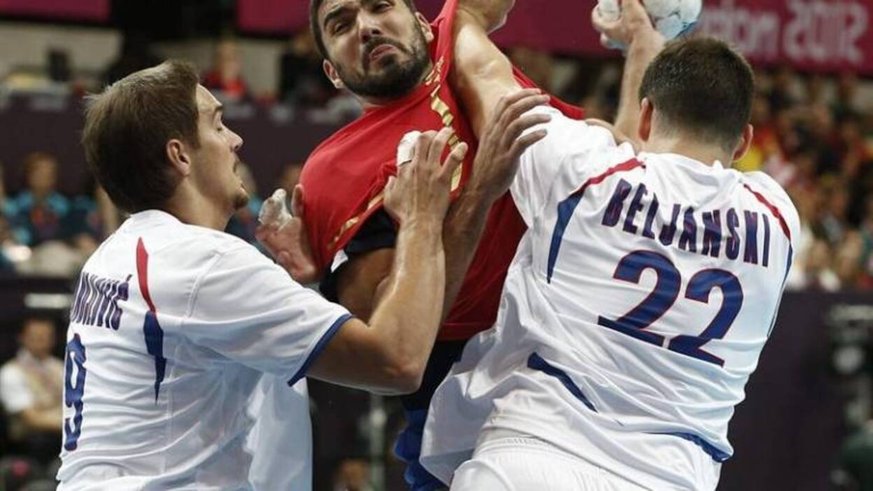 España sobrevive a la lesión de Sterbik con un ejercicio de fe