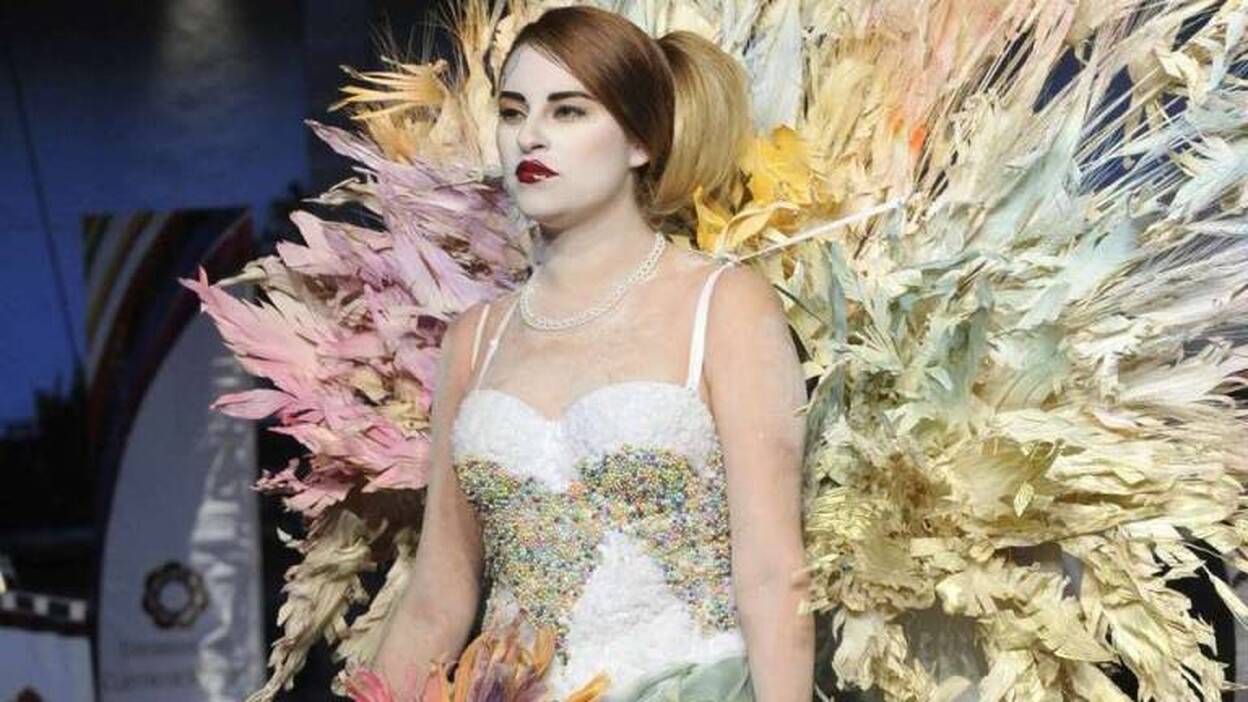 Pedida de mano sobre la pasarela