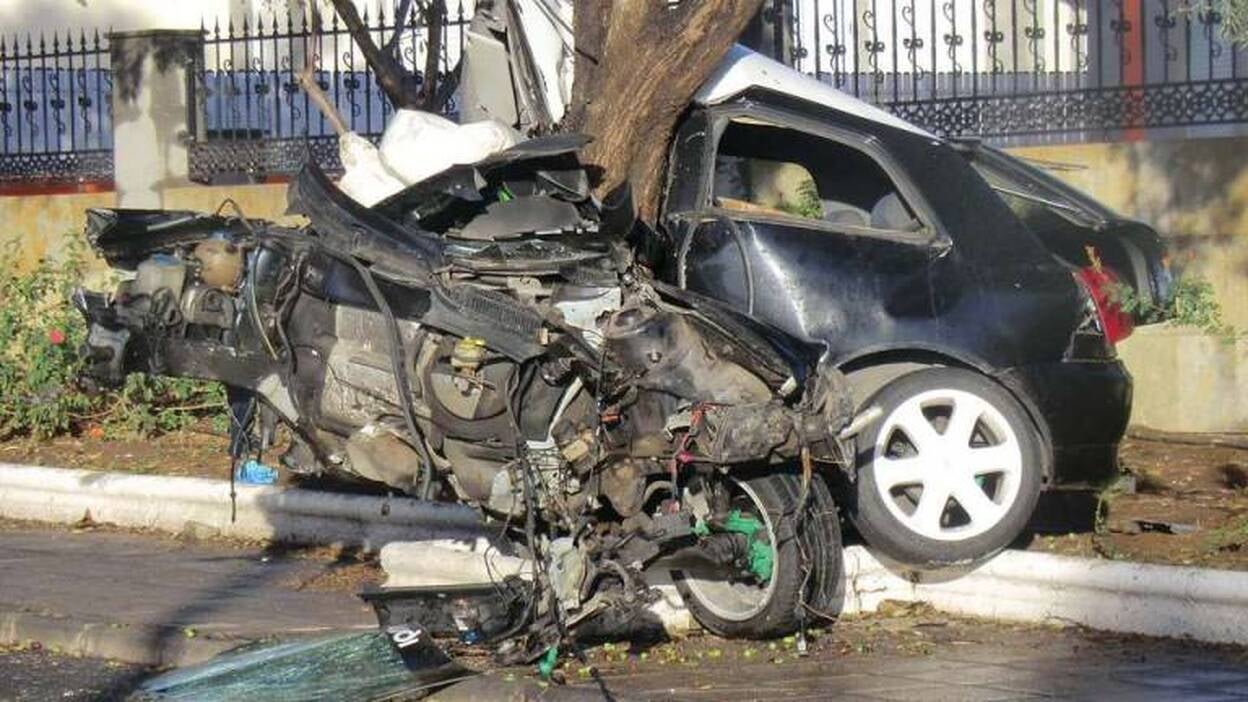 Grave tras empotrar su coche contra un árbol