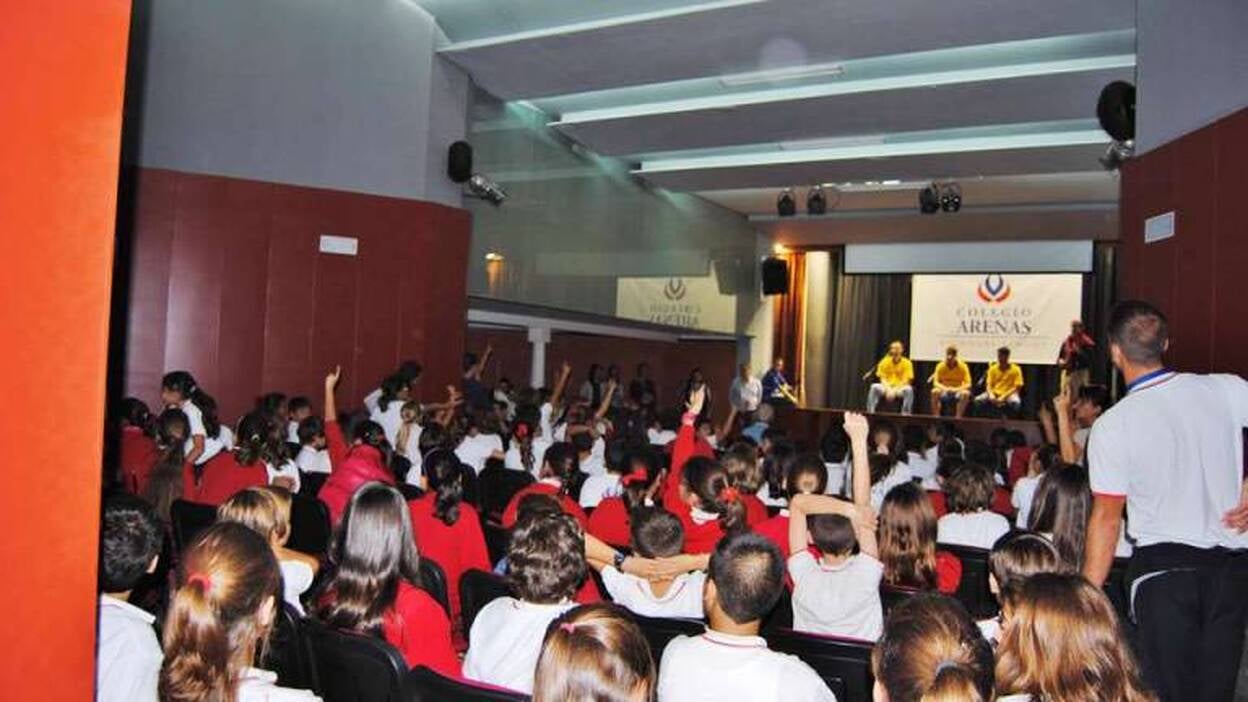Slokar, Newley y Roberto Guerra visitan el Colegio Arenas