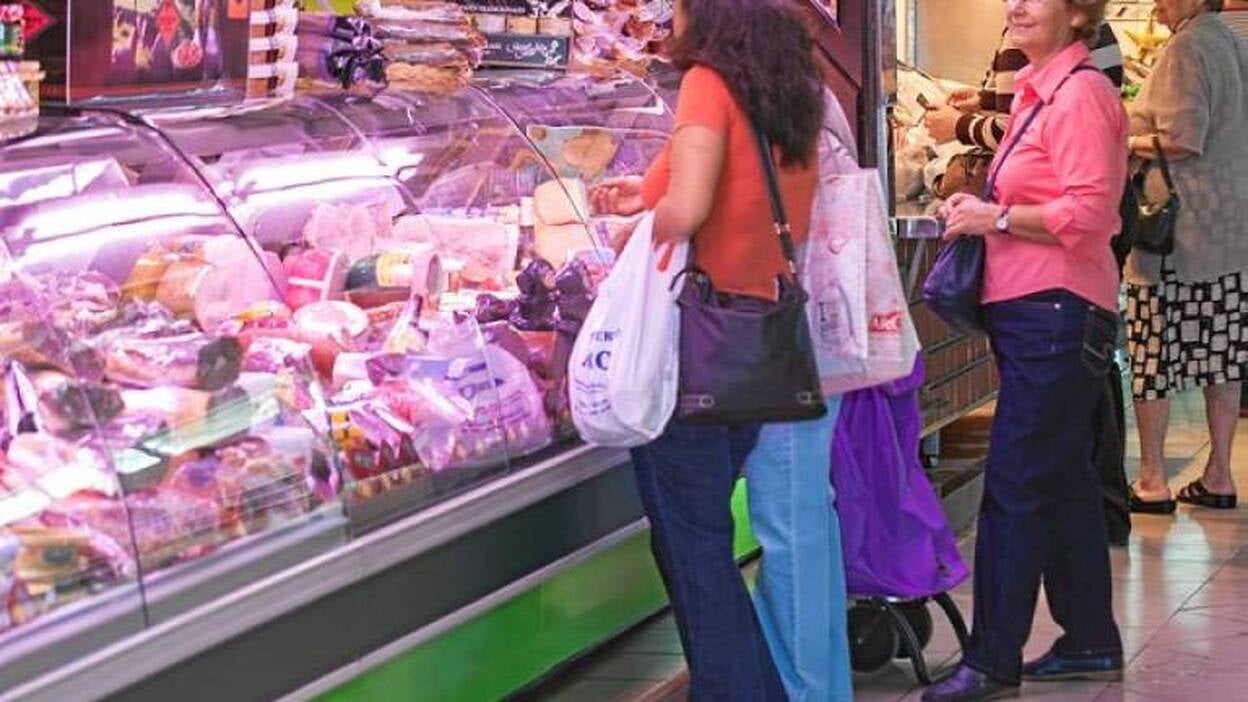 100 familias viven del Mercado