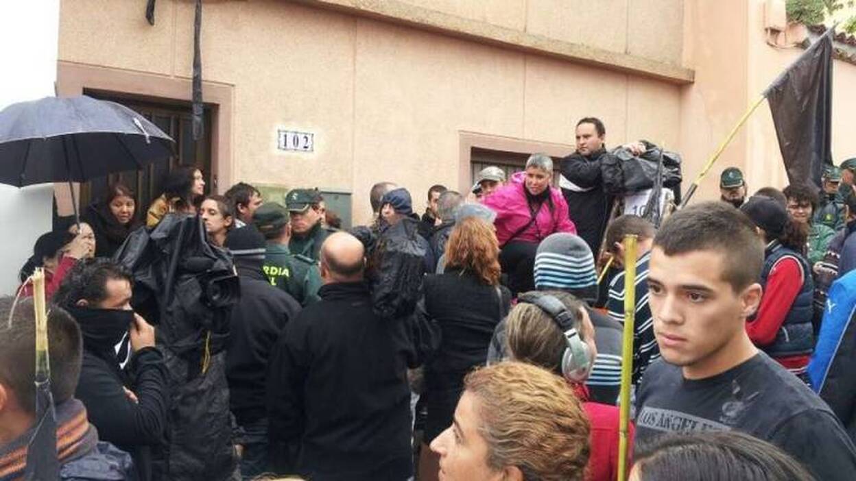 La comisión judicial comunica la orden de desahucio a Berta y Antonio