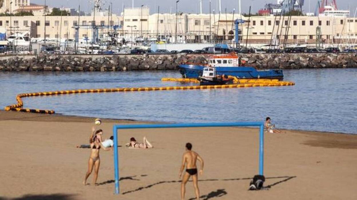 Se desaconseja temporalmente el baño en la playa de Las Alcaravaneras