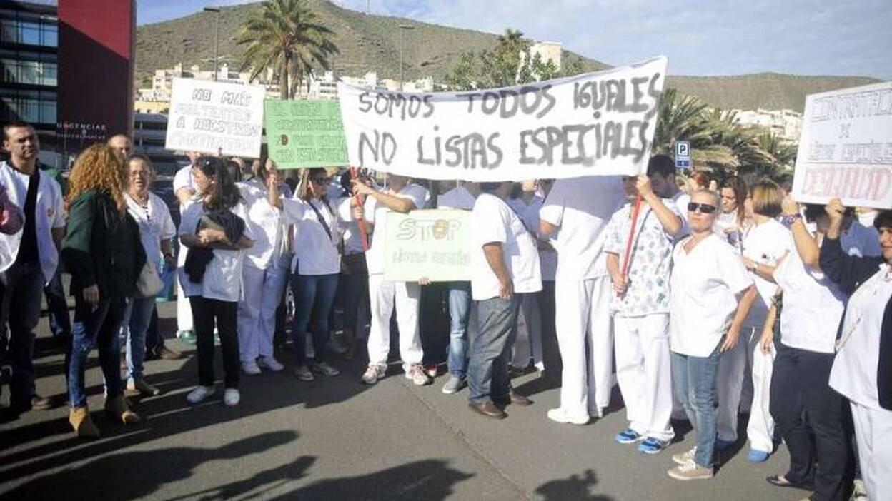 Enfermeros del Materno Infantil salen a la calle