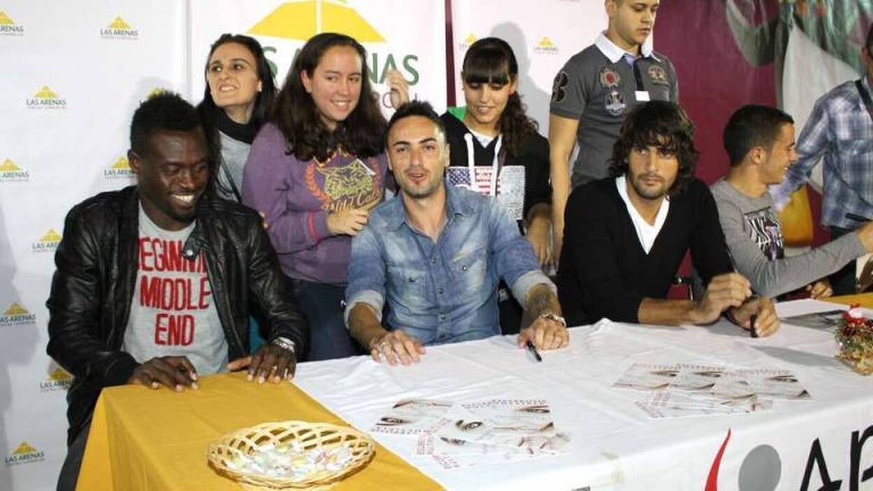 Jugadores de la UD firman calendarios benéficos