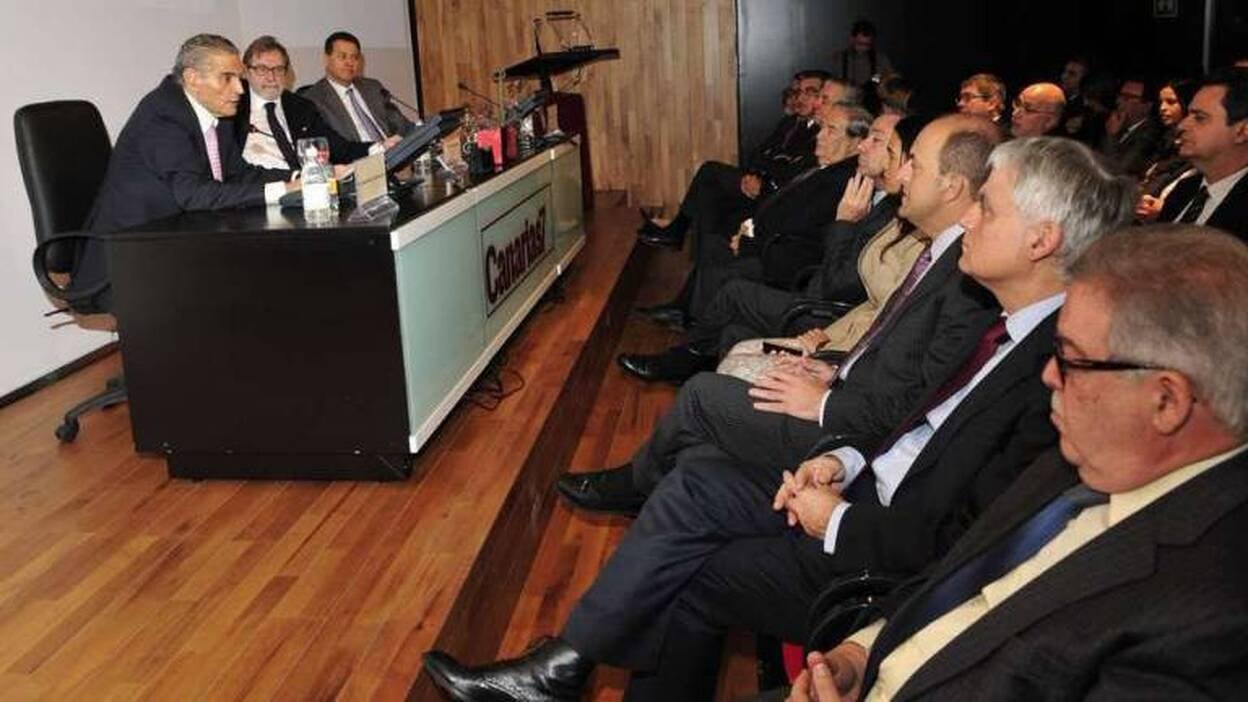 El futuro de la prensa y el wikiperiodismo según Cebrián