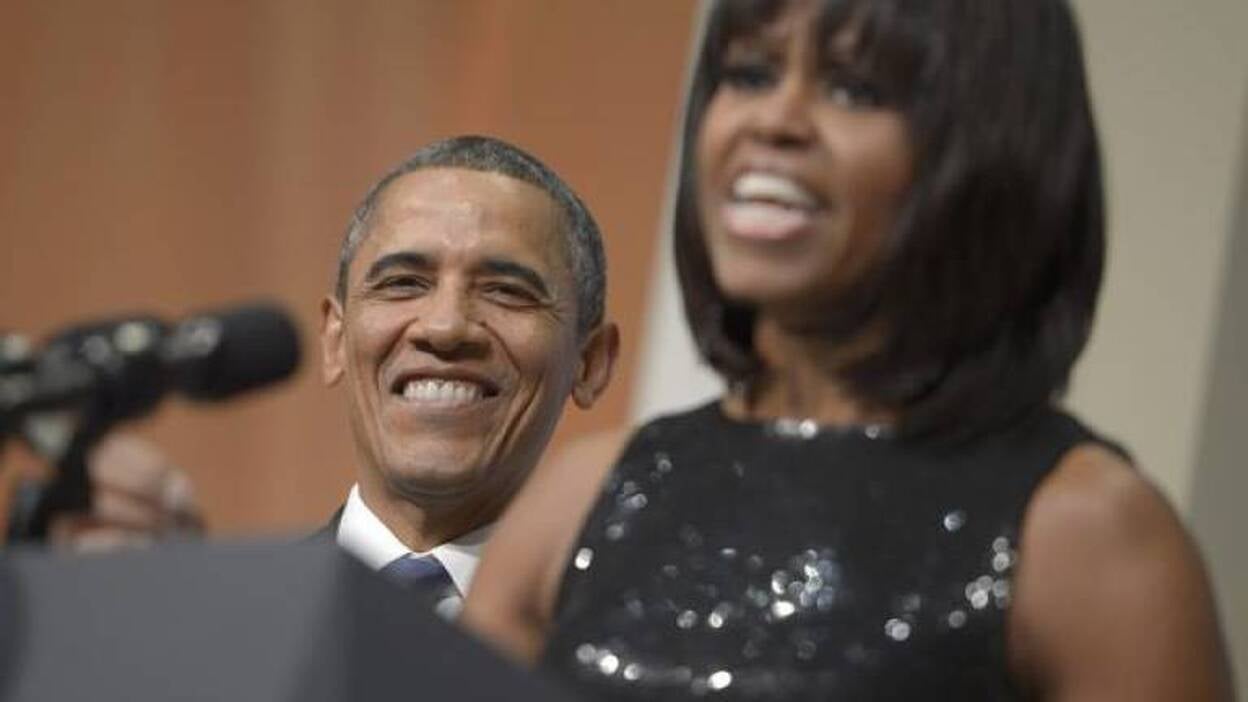 Obama enamorado de su esposa, adora su "flequillo"