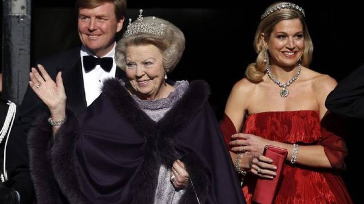 Beatriz de Holanda abdica en primogénito, Guillermo-Alejandro, que ya es rey