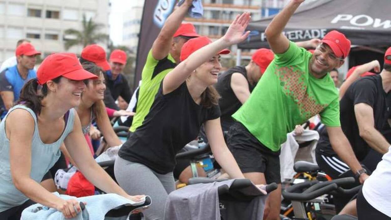 De negar la pobreza a pedalear contra ella