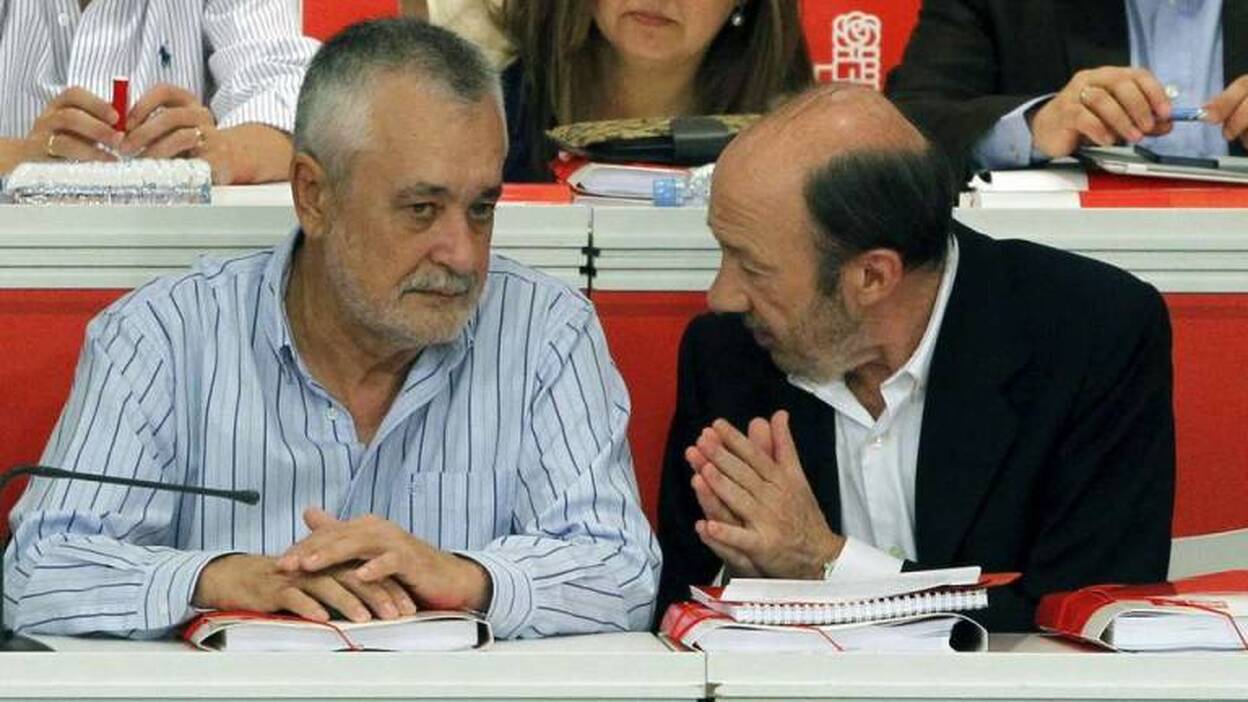 Rubalcaba no descarta nada y amaga con una moción de censura a Rajoy