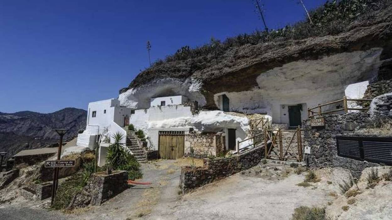 Vida entre cumbres de roca en Artenara