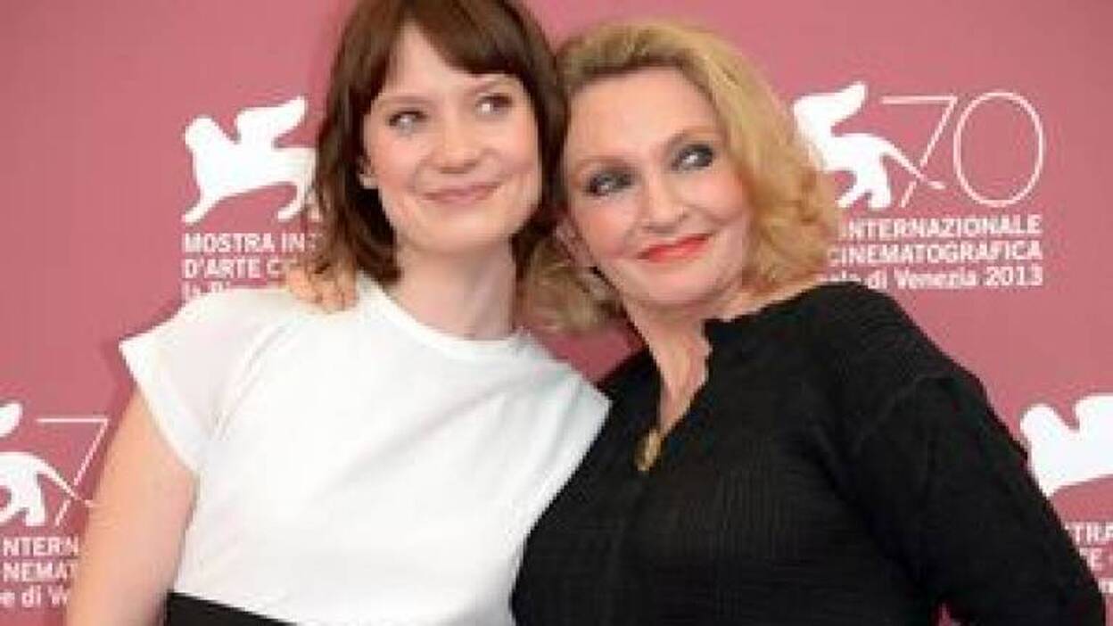 Wasikowska y los camellos llenan Venecia de belleza y poco más