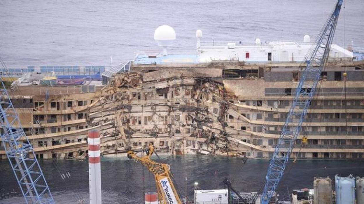 El "Costa Concordia", enderezado