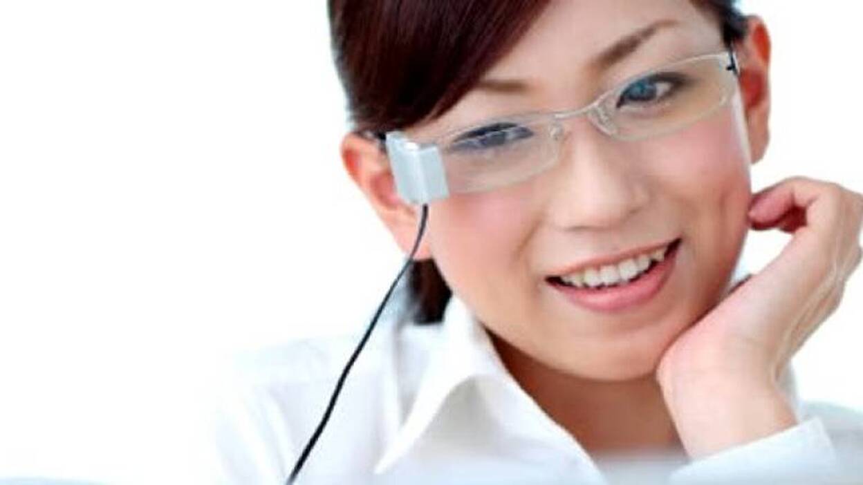 Crean en Japón unas gafas que "parpadean" para que descansen los ojos