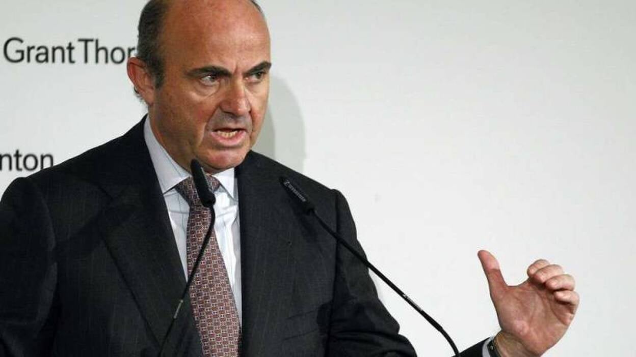 De Guindos: "El ciudadano notará la recuperación con la creación empleo en 2014"