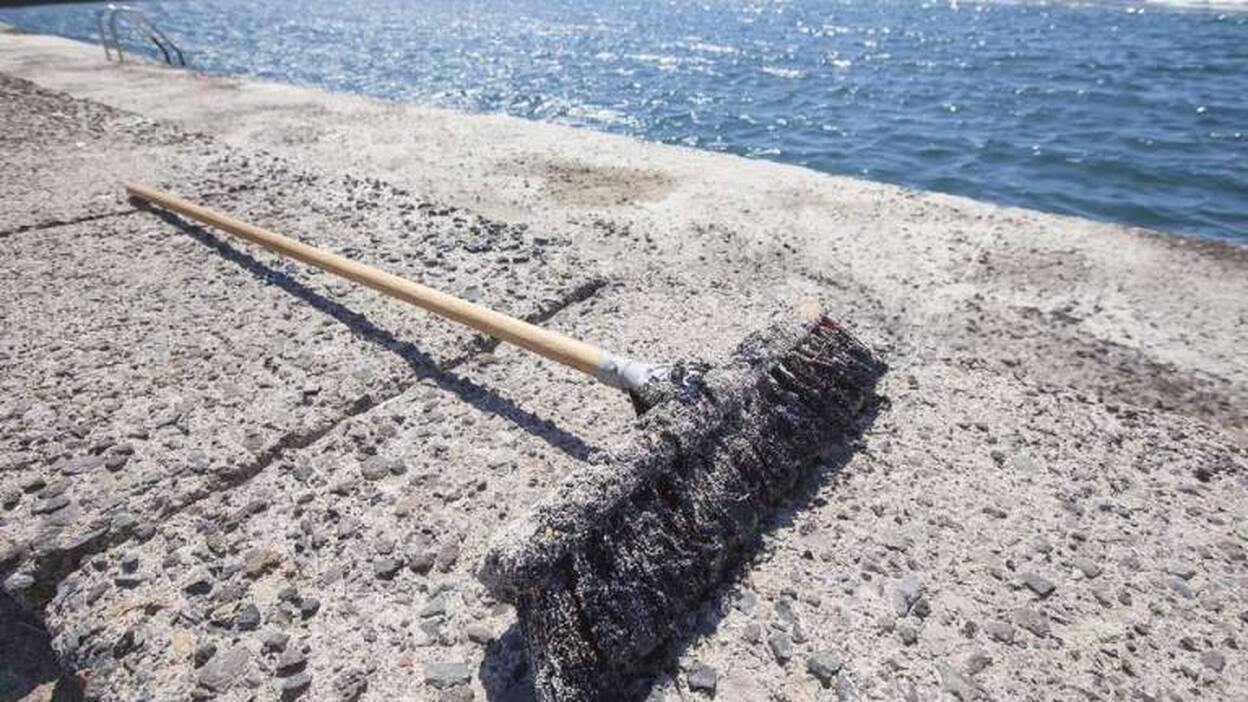 Restos de petróleo en la playa del Castillo del Romeral