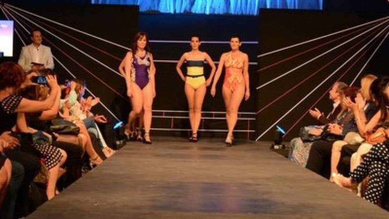 Desfile de bañadores y lencería solidario