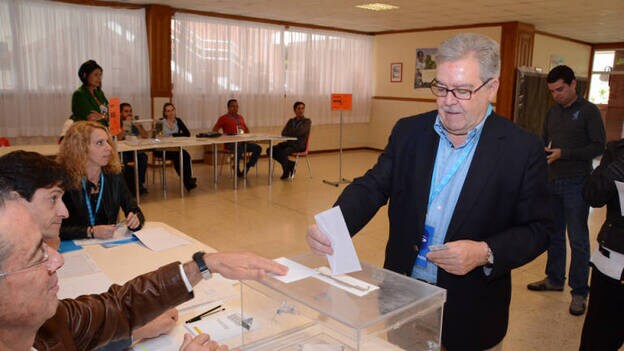Los políticos canarios pasan por las urnas