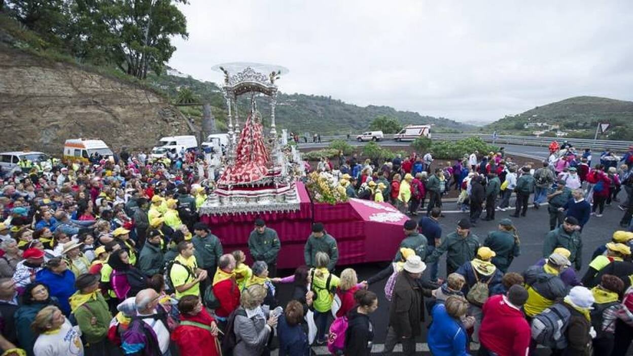 Miles de personas acompañan bajo la lluvia a la Patrona hacia la catedral